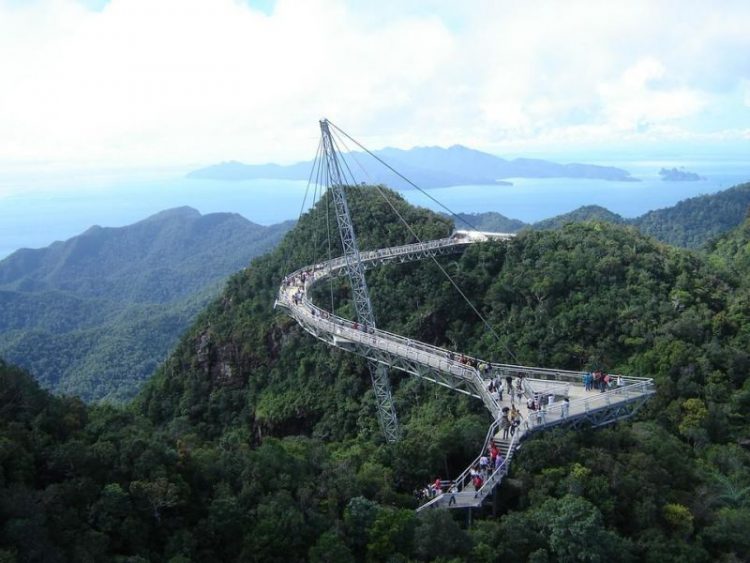 5 самых необычных пешеходных мостов мира