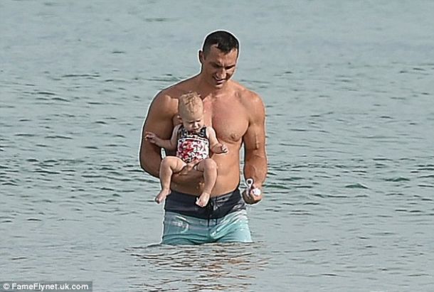 Владимира Кличко заметили на пляже с 9-месячной дочкой