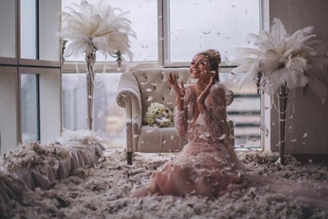 Брежнева показала фото, на которых она в шикарном свадебном платье
