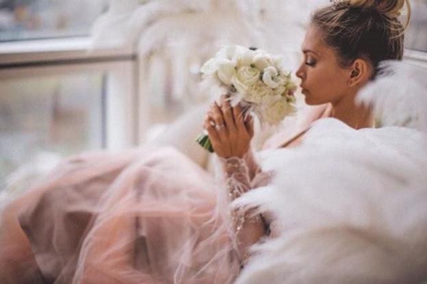 Брежнева показала фото, на которых она в шикарном свадебном платье