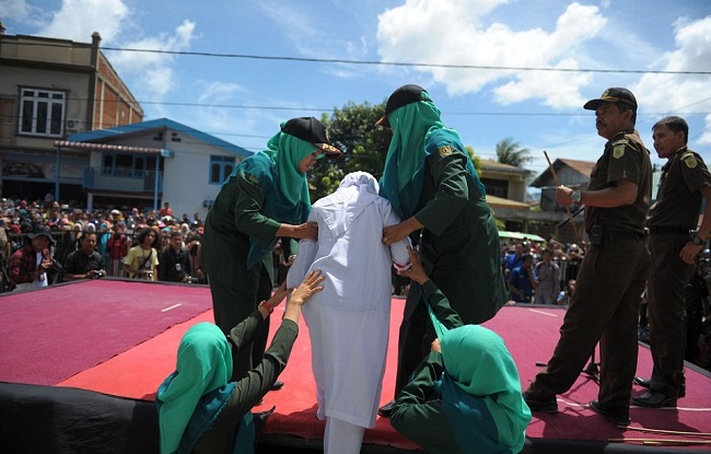 Жестокое наказание прелюбодеев в Индонезии