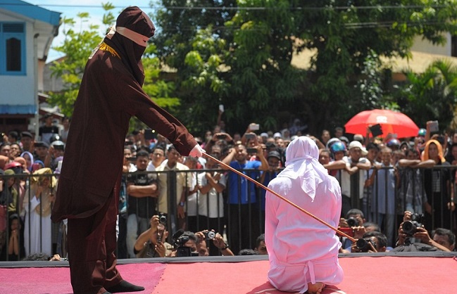 Жестокое наказание прелюбодеев в Индонезии