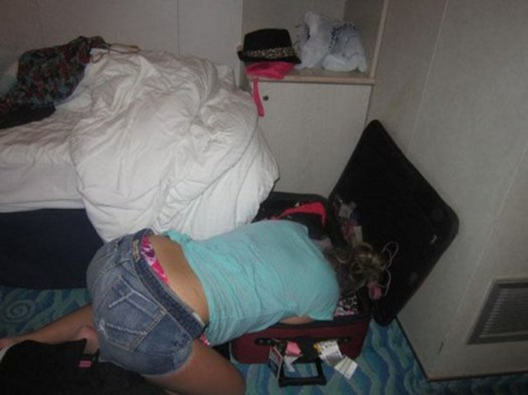 Пьяные спящие девушки фото. Пьяные девушки в квартире.