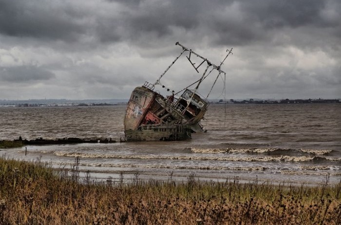 Корабли-призраки: мистическая красота заброшенных лодок