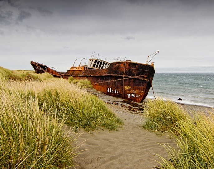 Корабли-призраки: мистическая красота заброшенных лодок