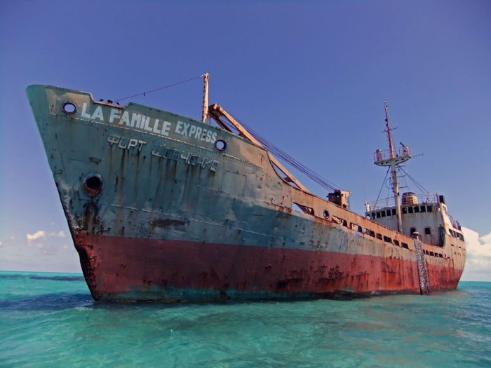 Корабли-призраки: мистическая красота заброшенных лодок