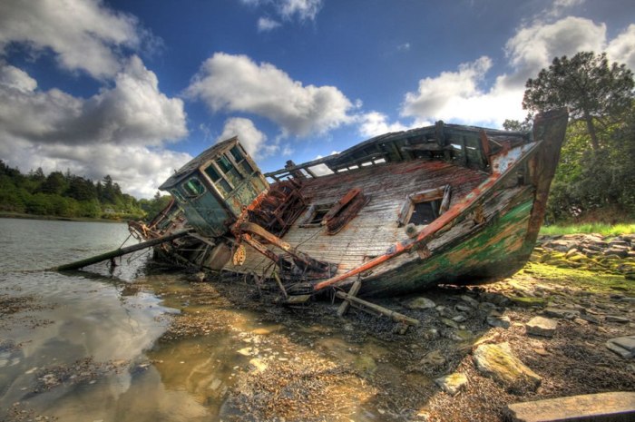 Корабли-призраки: мистическая красота заброшенных лодок