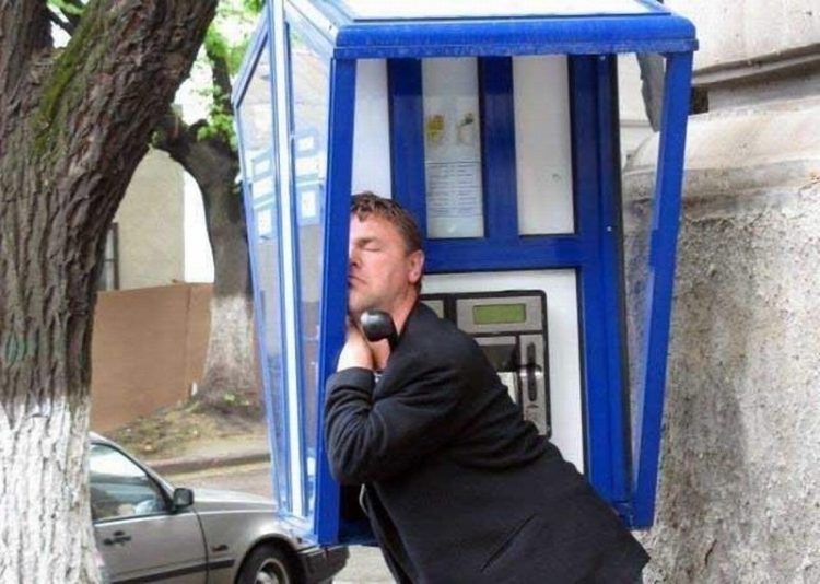 люди спят в странных местах 