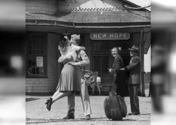 Любовь во время войны: 30 исторических фото о прощании и встрече влюбленных