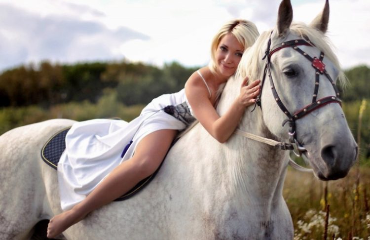 Отважные наездницы: 30 невероятно красивых фото девушек с лошадьми