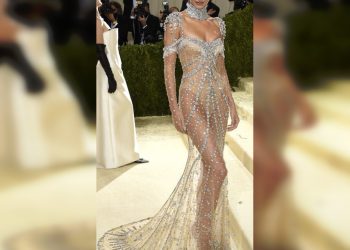 Роскошные и откровенные: самые запоминающиеся наряды звезд