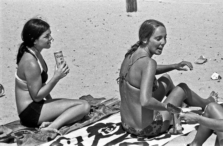 Beach Relax of the Past: Cool Pics