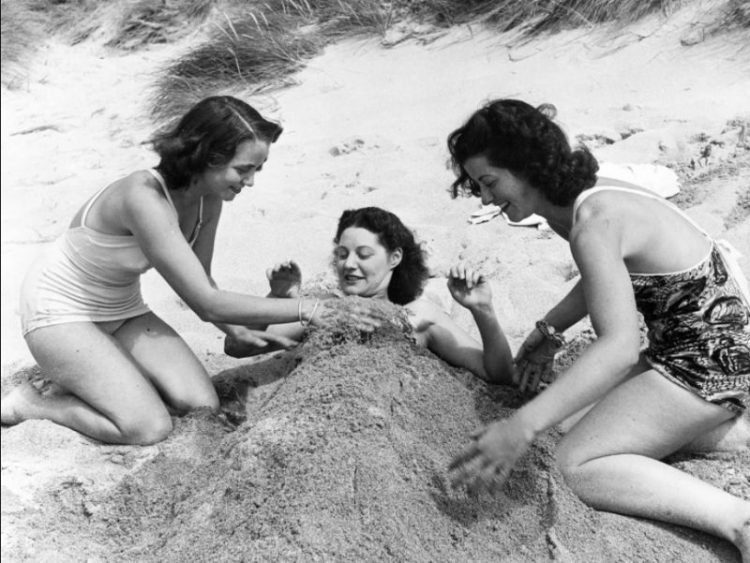 Крутые фото о том, как отдыхали на пляже в прошлом